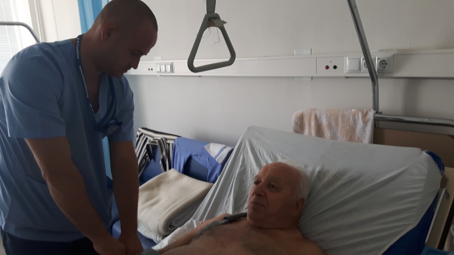 За първи път в Бургас! Ортопеди взеха кост от крака на пациент, за да спасят ръката му