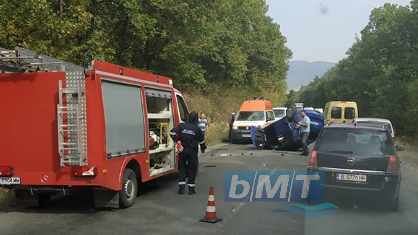 Зрелищна катастрофа на пътя Айтос-Руен, автомобилът на възрастен мъж е смачкан до неузнаваемост!