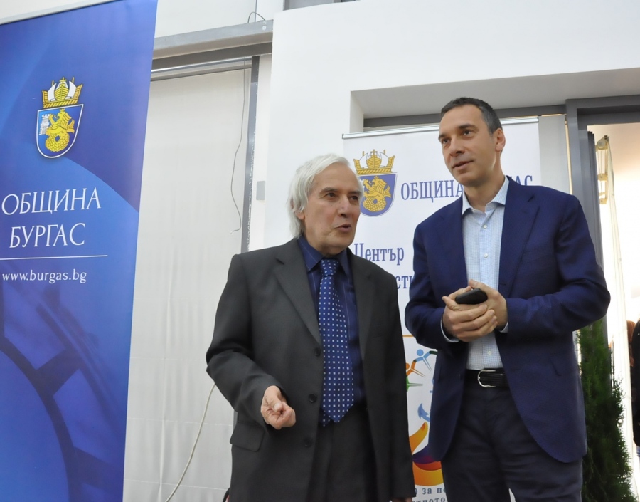 Златният физик на България Теодосий Теодосиев провежда обучителен семинар в Бургас