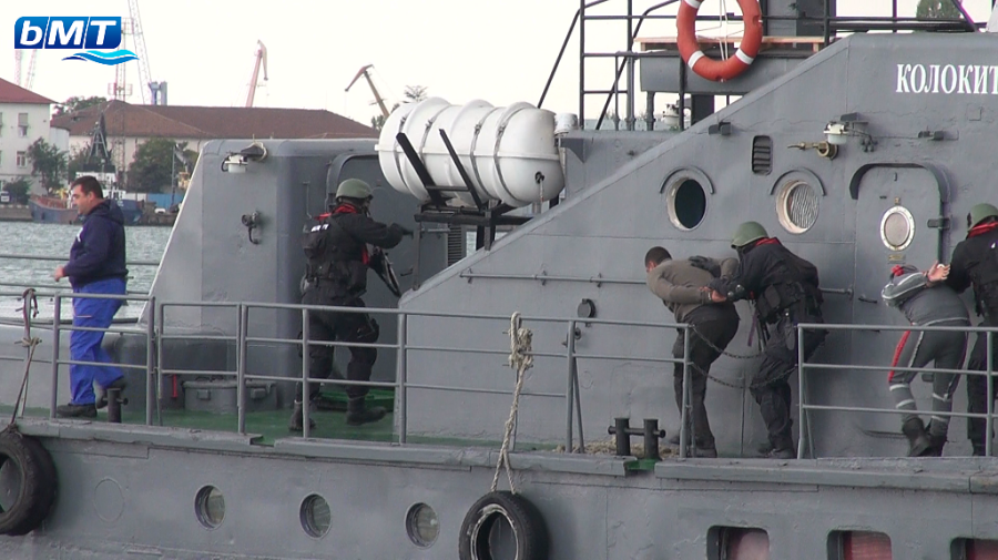 Показна акция на бургаското пристанище! Военни с автомати задържаха цял екипаж на кораб (ВИДЕО)