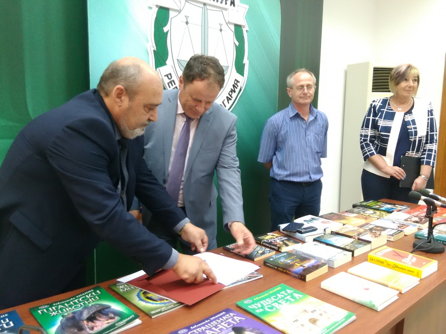 Прокурори и следователи дариха български и световни бестселъри, за да образоваме затворниците в Бургас
