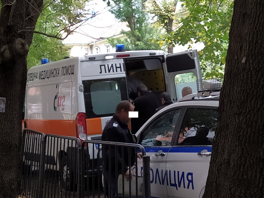 С белезници изведоха мъжа, заплашил да се самоубие в центъра на Бургас (СНИМКИ)
