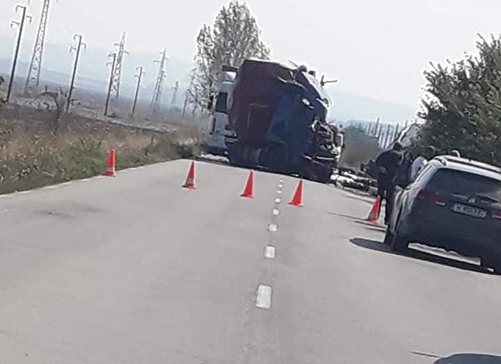 Жестока катастрофа с жертви край Карнобат, два ТИР-а се размазаха челно!