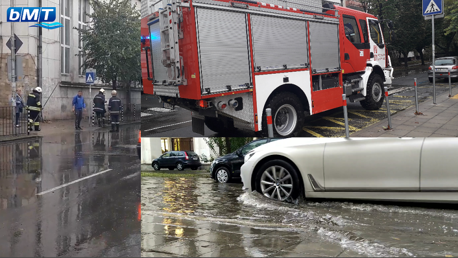 Пожарникари отводниха улиците в центъра на Бургас, два автомобила останаха блокирани (ВИДЕО)