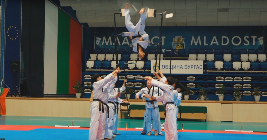 Зрелищно шоу в Бургас! Майстори по таекуондо от Южна Корея показаха невиждани умения (ВИДЕО)