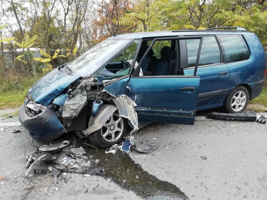 Тежка катастрофа между два автомобила край Созопол, затвориха пътя (СНИМКИ)
