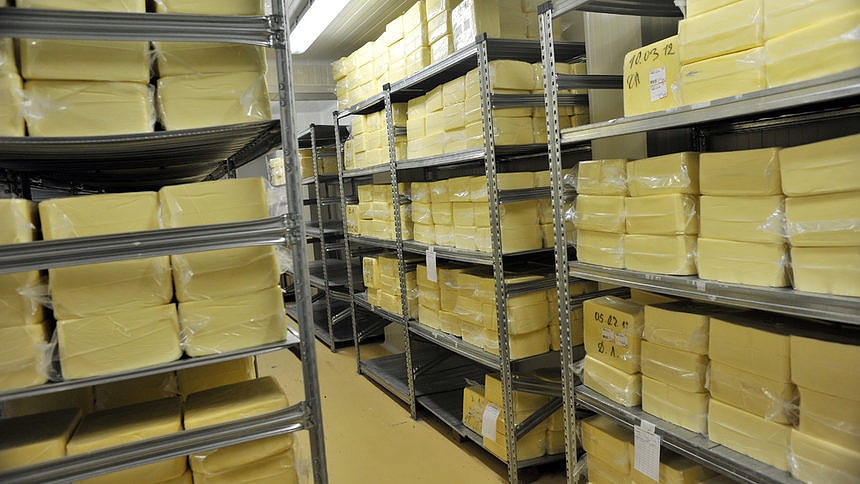 Полицията и инспектори по храните запечатаха склад за млечни продукти в Бургас