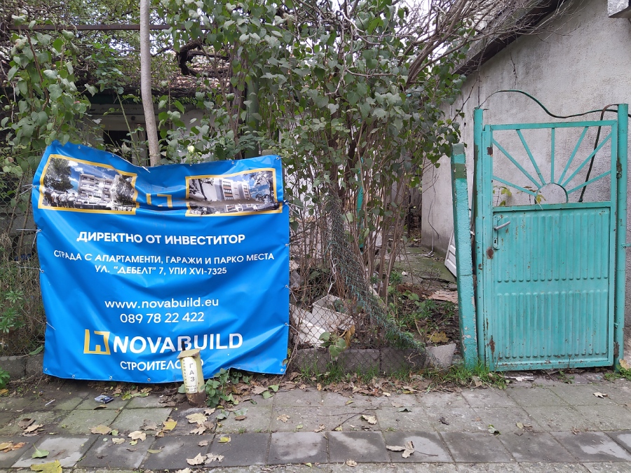 Изоставена къща в Бургас избухна в пламъци, парцелът бил подготвен за строеж от дружество (СНИМКИ)