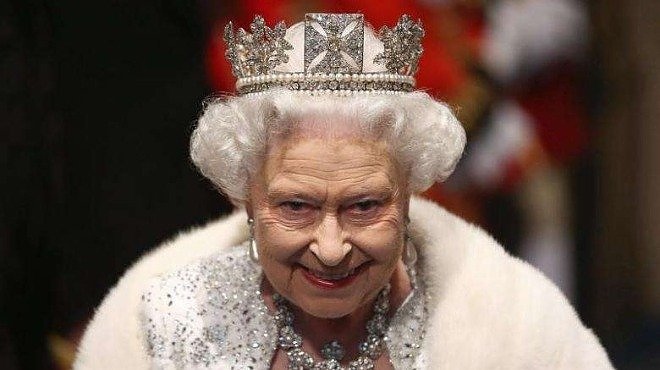 Елизабет II пръсна 30 000 паунда за коледни подаръци за служителите от Бъкингамския дворец
