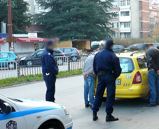 Екшън по Коледа в Бургас! Таксиджия заряза автомобила си на пътя, пиян клиент го изплаши до смърт