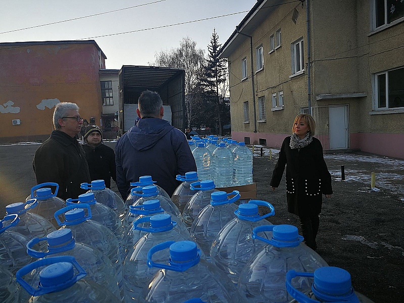 Мая Манолова пристигна с 11 хил. литра вода в Перник