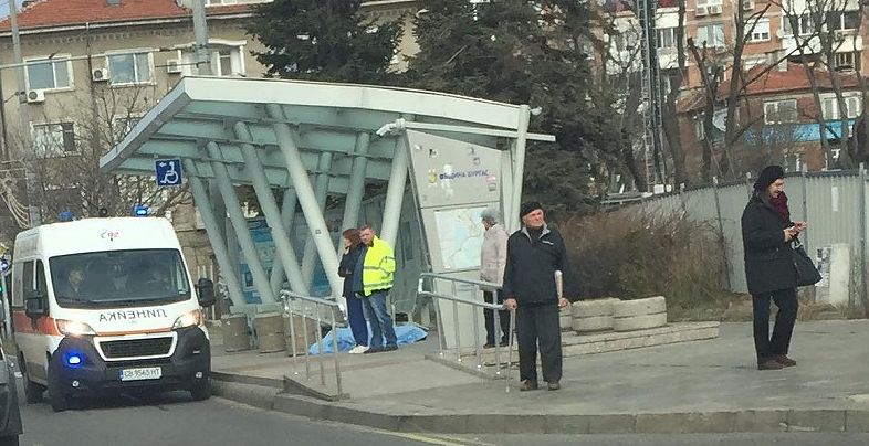 Възрастен мъж издъхна на автобусната спирка в центъра на Бургас