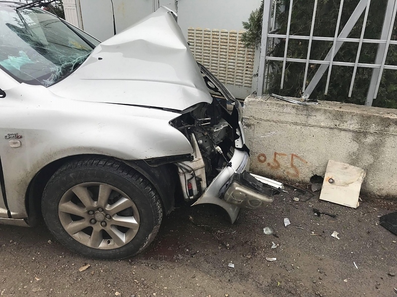 Ученик с „Рено“ зрелищно се заби в хотелска ограда в Приморско, приет е в болница