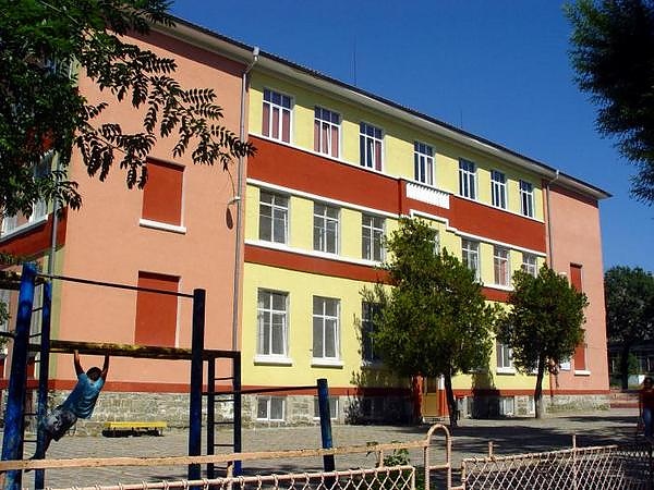 Нов облик на двора на ОУ „Любен Каравелов” поискаха съветници