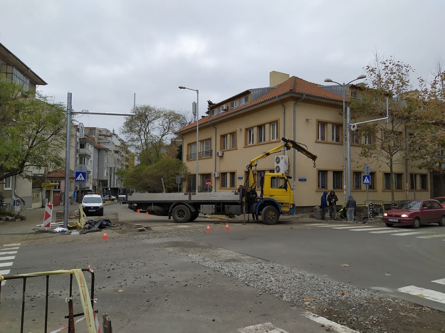 Пускат пробно светофара и двупосочното движние по ул. \