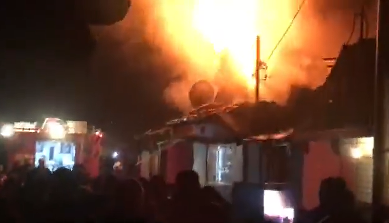 Огнен ад в бургаския кв. „Победа“, горят три къщи (СНИМКИ)