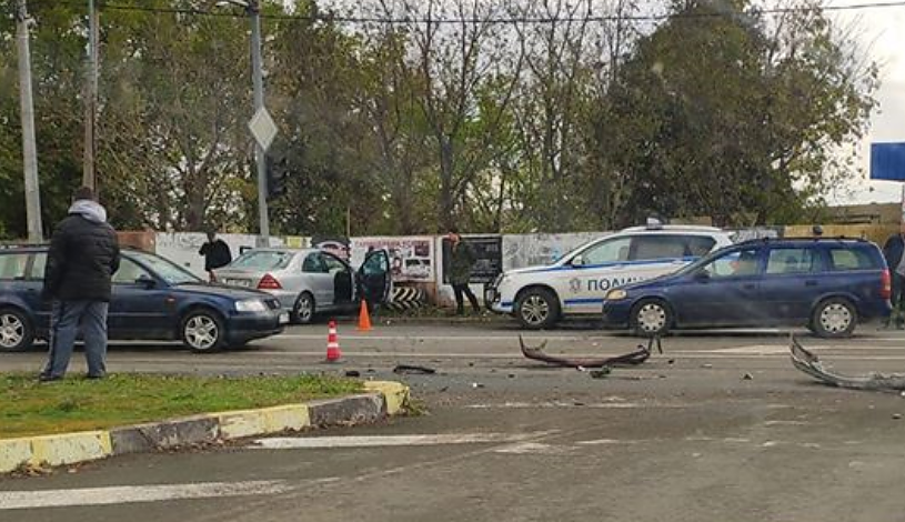 Ученичка е в болница, след като приятелката й се заби в „Опел“ в Айтос