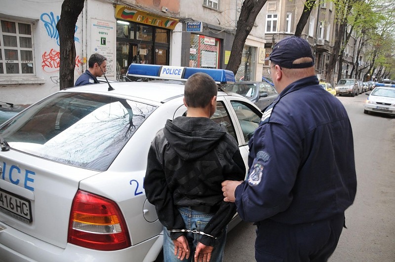 Ученик задигна лотарийни билети от магазин в Бургас, вместо късмет получи белезници