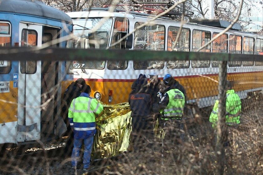 Жесток инцидент със загинал, трамваи се помляха при верижна катастрофа (СНИМКИ)
