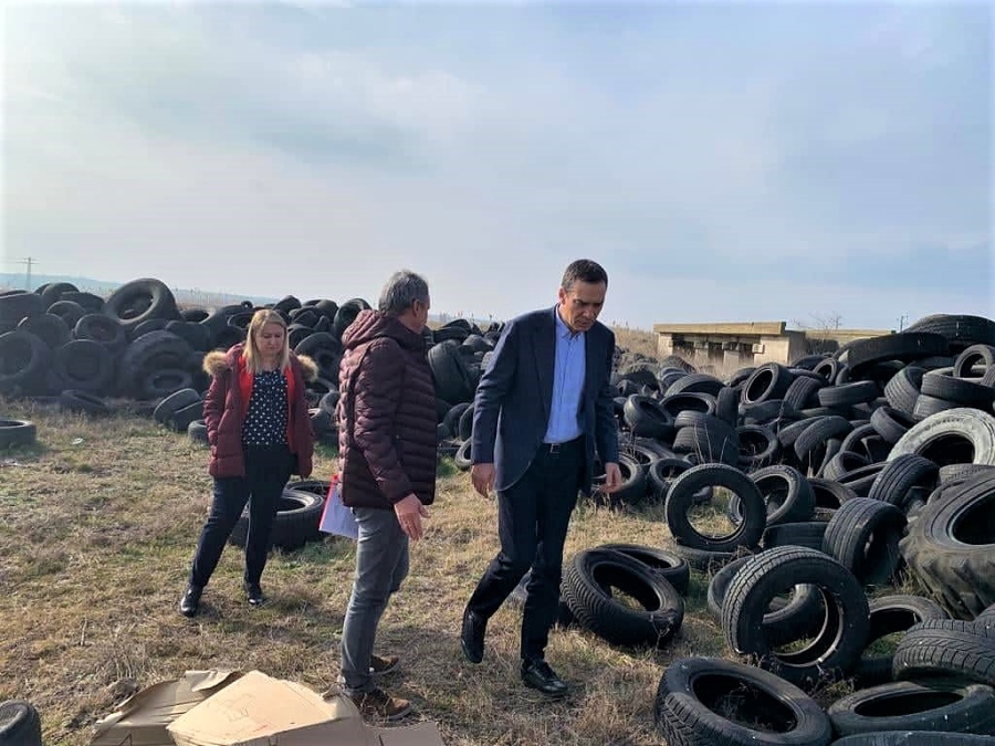 Кметът на Бургас Димитър Николов сезира главния прокурор за незаконно депо за автомобилни гуми