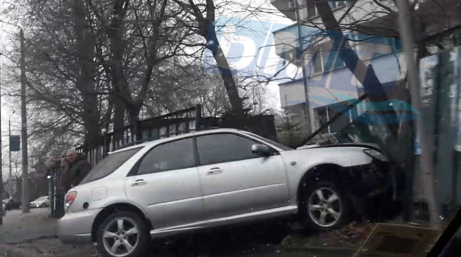 Зрелищна катастрофа в центъра на Бургас, автомобил се вряза в ограда (СНИМКИ)