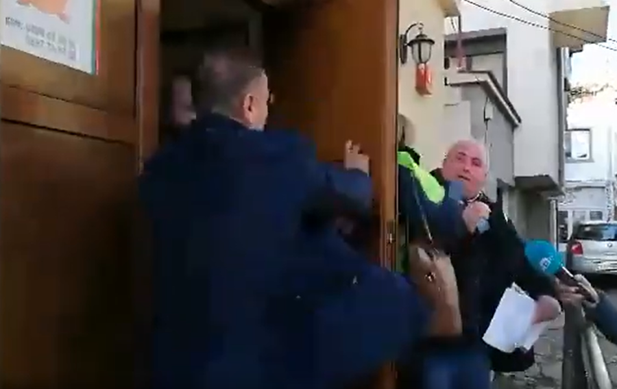 Вижте как бившият кмет на Созопол Рейзи прояви агресия срещу протестиращи