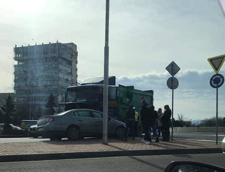 Зрелищна катастрофа в Бургас, камион помете лек автомобил край кръговото на КАТ