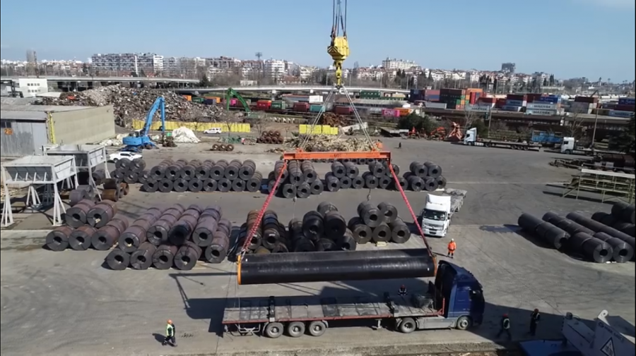 Докараха с кораб над 6 000 броя тръби за „Балкански поток“ (ВИДЕО)