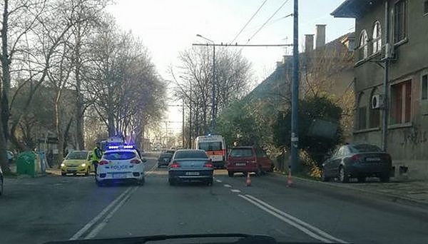 Катастрофа между два автомобила на бул. „Мария Луиза“ в Бургас, има линейка (СНИМКИ)
