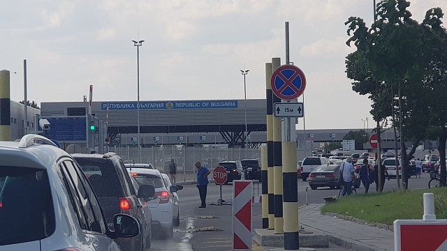 Десетки българи са блокирани на границата между Сърбия и Хърватия