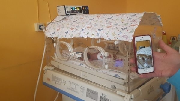 УМБАЛ Бургас въведе свиждане по вайбър за родителите на недоносените бебета