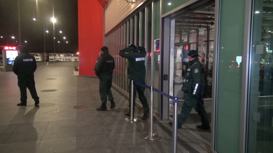 Самолетът от Лондон кацна в Бургас, драконовски мерки на летището (ОБНОВЕНА+СНИМКИ)