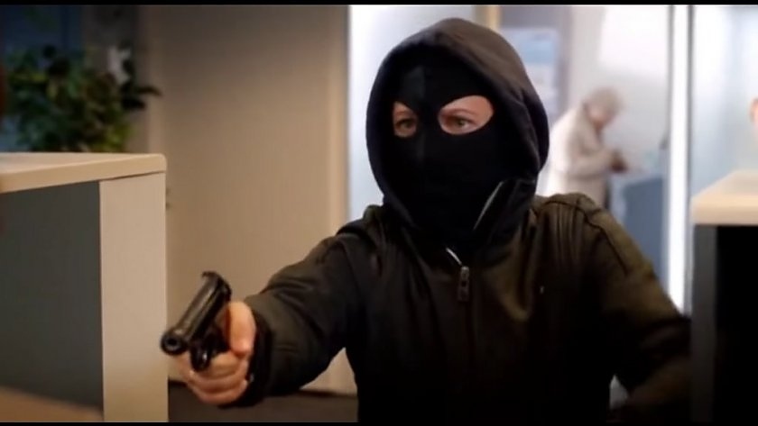 Въоръжен грабеж в Айтоско! Мъж с маска и пистолет нахлу в магазин, за да прибере оборота