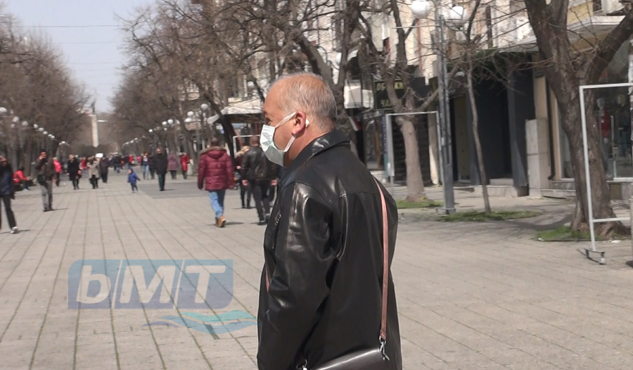 Нова мярка в Бургас: Раздават предпазни маски на възрастните хора в големите магазини