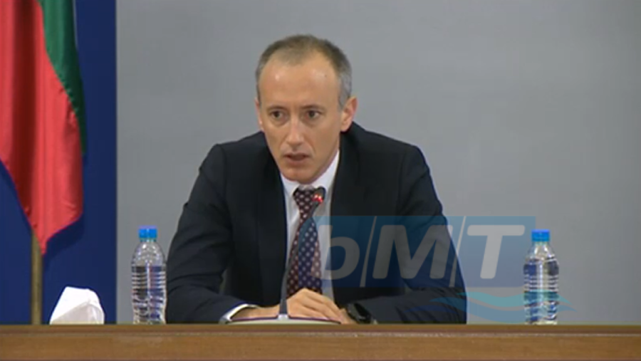 Отлагат матурите на дванайсетокласниците с 10 дни