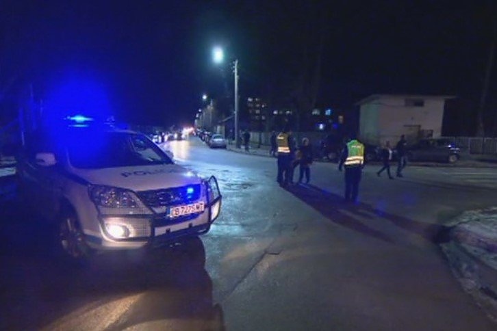 Екшън в Бургас! Пиян мъж псува полицаи, посегна им с дървен кол