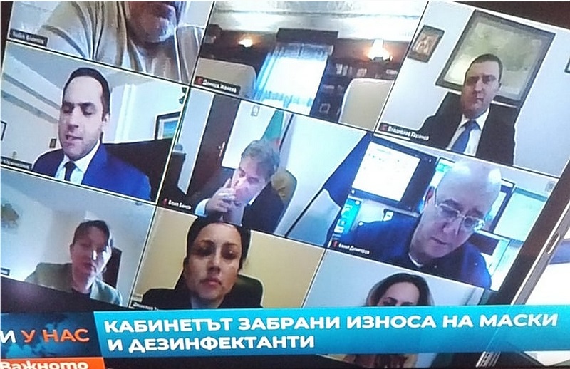 Глобяват министъра на културата, след като бе уловен да пуши в кабинета си