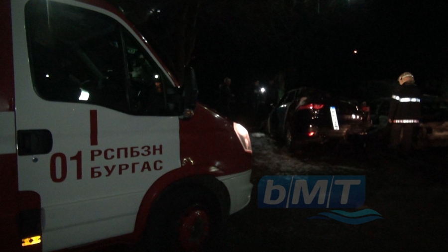 Голям пожар с лек взрив в бургаския ж.к. „Зорница“, горяха три коли (СНИМКИ)