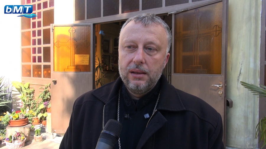 Бургаският свещеник, причестявал всички с една лъжица: Ако има грях, мой е! (ВИДЕО)