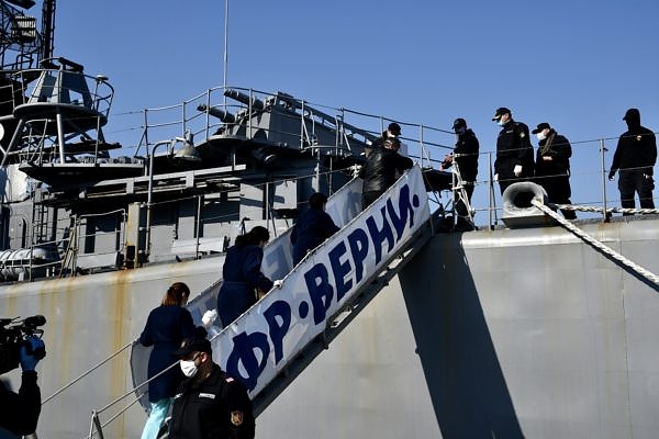 Медицински специалисти преглеждат екипажа на фрегатата \