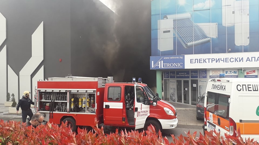 Извънредно! Огромен пожар в бургаския ж.к. \