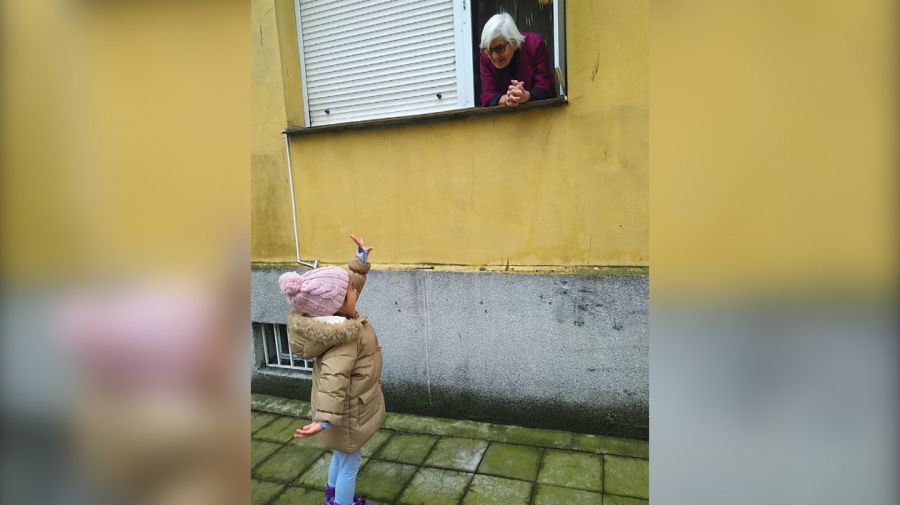 Трогателно! Снимка от срещата на баба и внуче по време на пандемията просълзява бургазлии