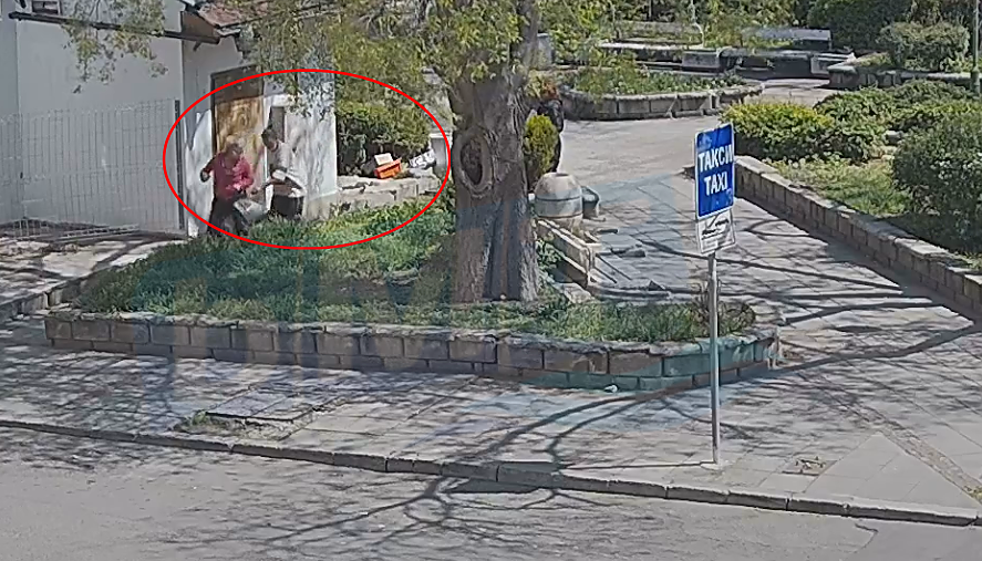 Внимание! Мургави типове опитаха да оберат възрастна жена до Старата поща в Бургас (ВИДЕО)
