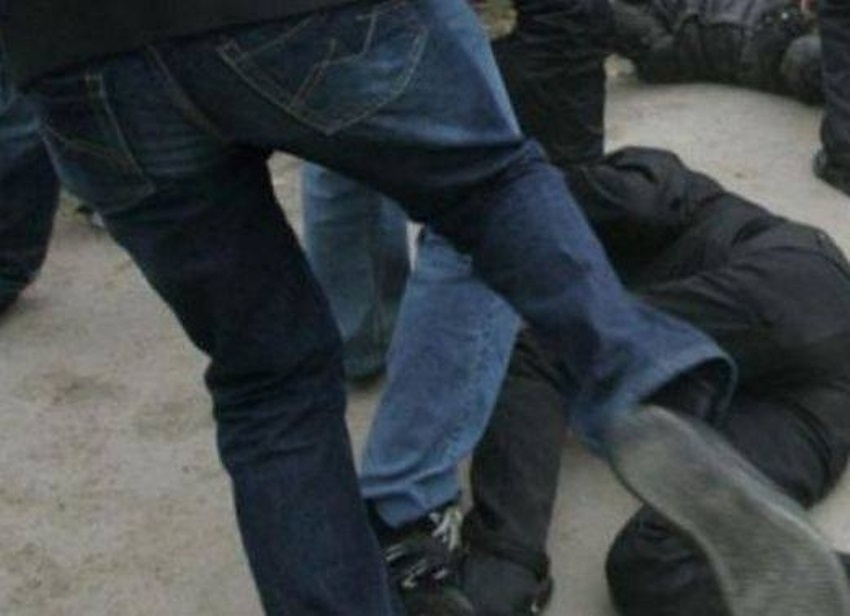 Баща и син разбиха главата на охраната на магазин в Бургас, защото не ги пуснал без макси