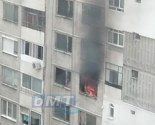 Извънредно! Голям пожар избухна в блок в бургаския ж.к. \