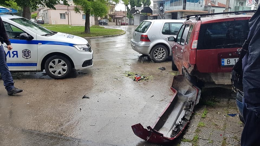 Луд екшън във Варна! Мъж вилня с колата си, блъсна пешеходка и потроши 7 автомобила (ВИДЕО)