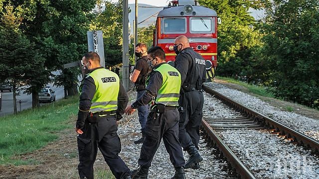 Пътнически влак прегази лежащо на релсите момиче по линията Дулово-Исперих