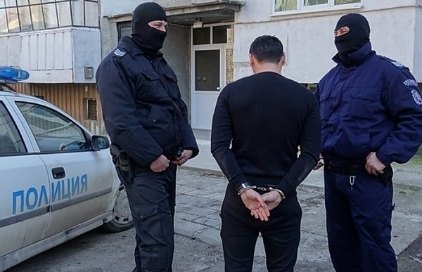Арестуваха бургазлия, отглеждал в дома си в ж.к. „Славейков“ 15 саксии с канабис