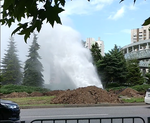 Мощна ВиК авария в Бургас! Работници спукаха част от водопровода (СНИМКИ)