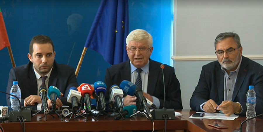 Извънредно! Удължават епидемиологичната обстановка у нас, ограничават масовите мероприятия